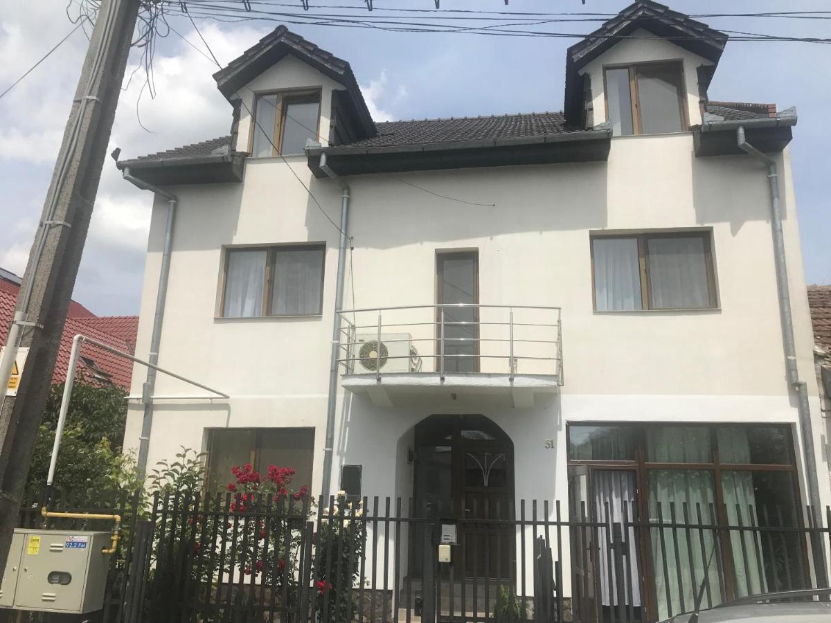 Spacious And Cozy 3bd+terrace Couples Apartment *